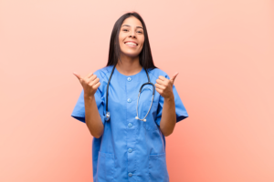 Jeune infirmière souriante bonne nouvelle
