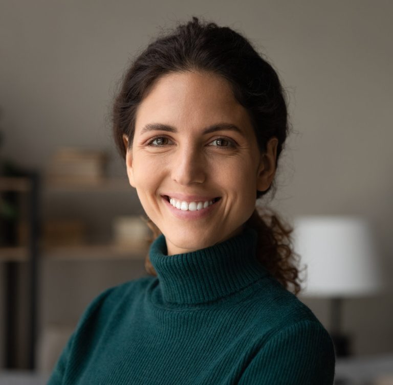Portrait femme souriante 35 ans de profile
