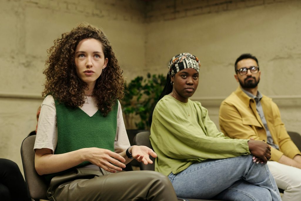 Jeune médiateur social sur le terrain