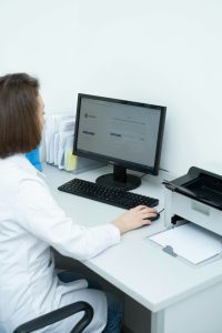 Secrétaire médicale utilisant les logiciels de santé en 2026