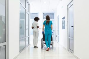 Agent de service médico-social travaillant dans le milieu hospitalier