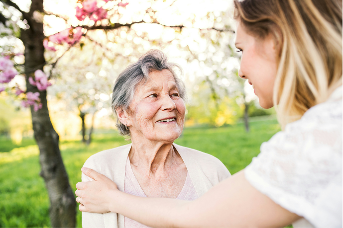Une assistante de vie aux familles accompagne une personne âgée à son domicile